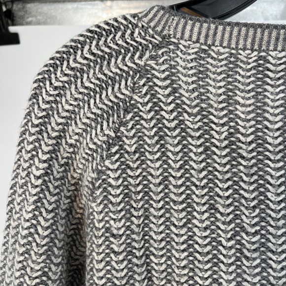 J Crew Textured‎ Chevron Pattern Sweater XL Gray White Crew Neck Long Sleeve - Picture 10 of 16